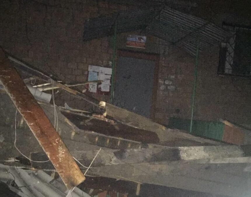 Крышу пятиэтажного жилого дома снесло ветром в Тулуне