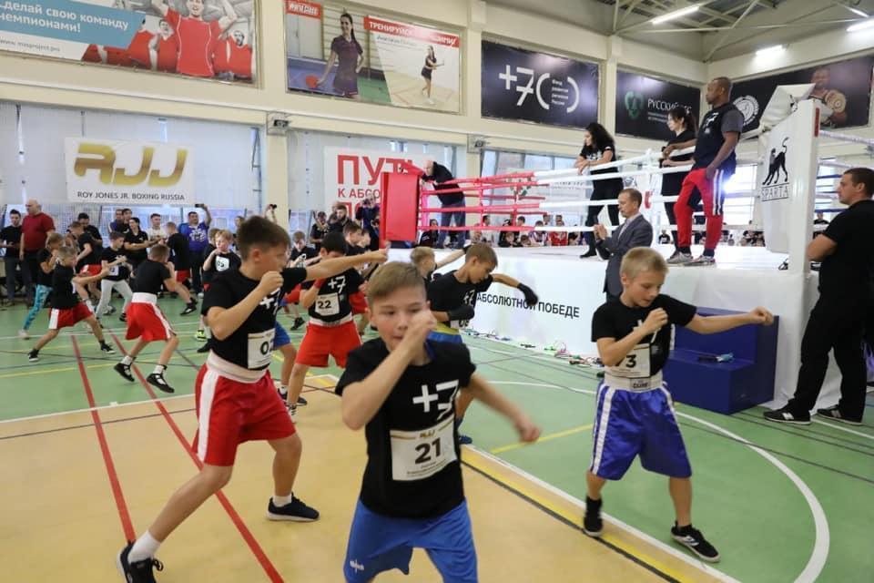 Легенда мирового бокса Рой Джонс-младший отобрал в Иркутске 10 человек на спортивные сборы