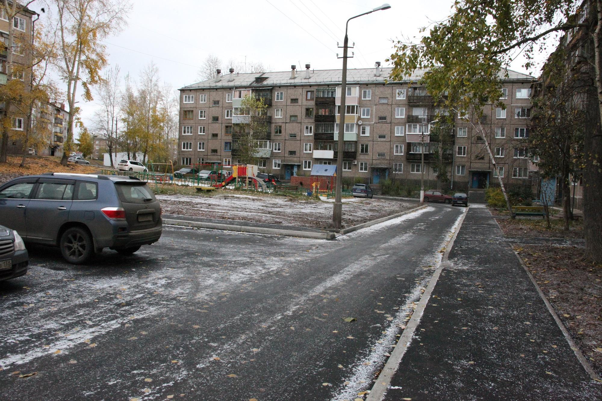 Последний двор заканчивают благоустраивать в Братске в этом году — Твой  Братск