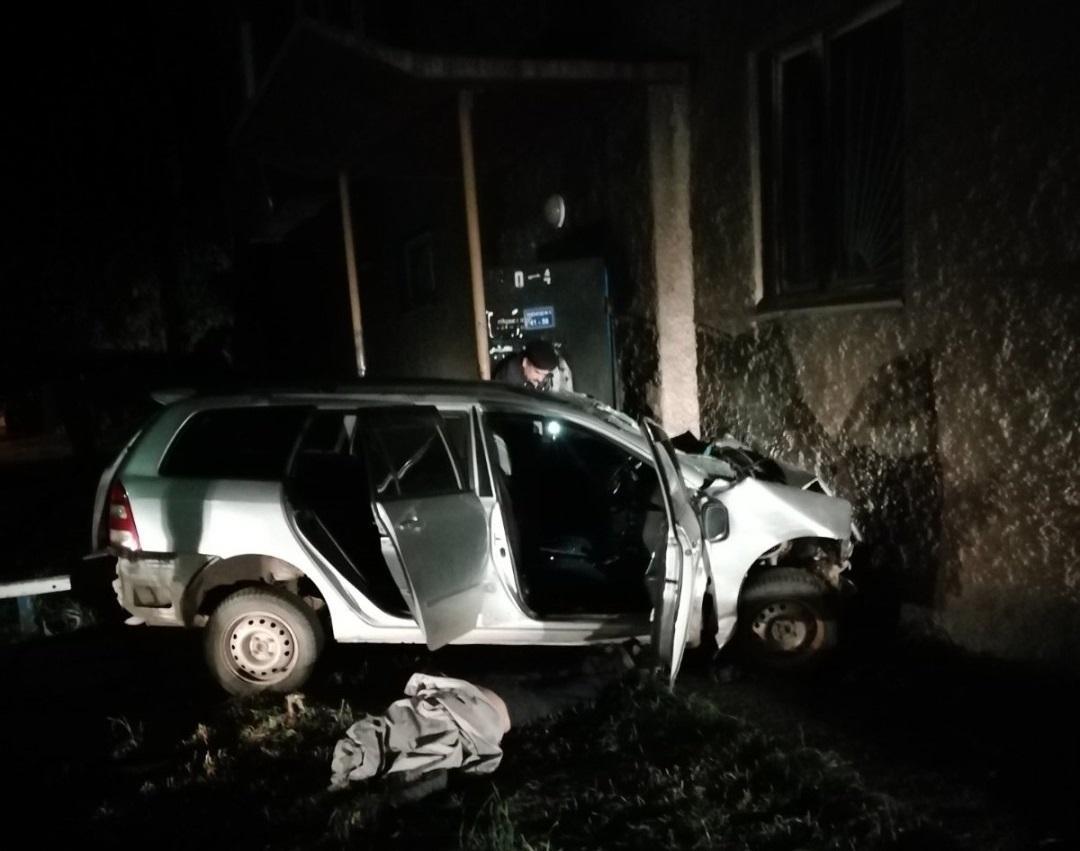 Водитель иномарки врезался в стену дома по улице Ленина