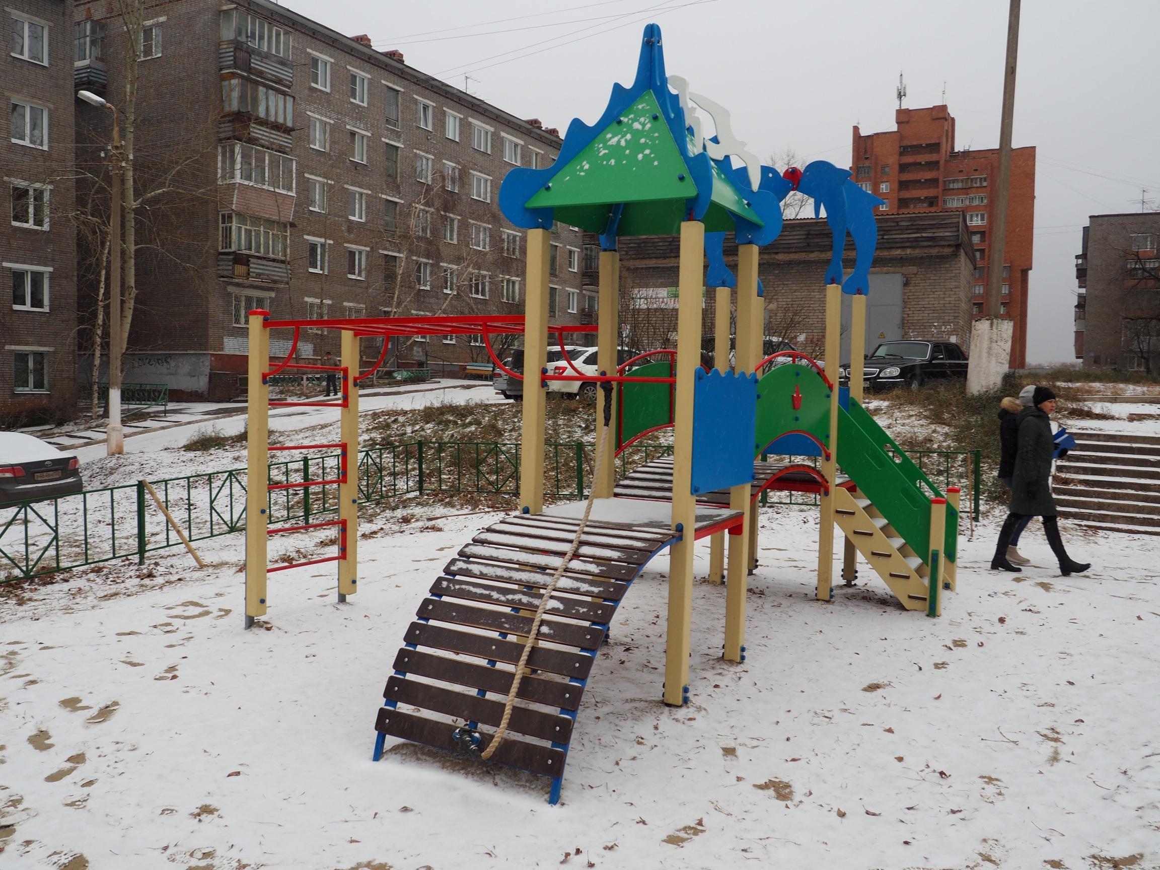 Еще две игровые площадки по улице Депутатская и Рябикова обустроили в Братске