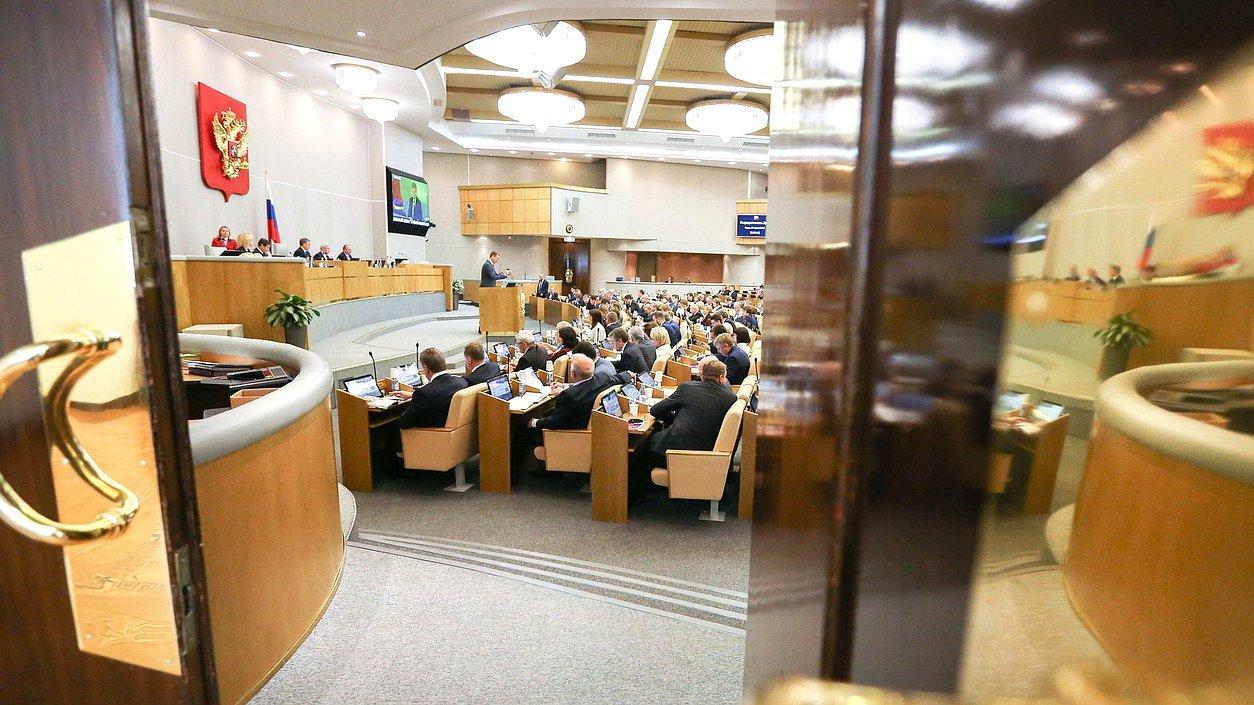 Госдума в первом чтении одобрила законопроект об отмене "банковского роуминга"