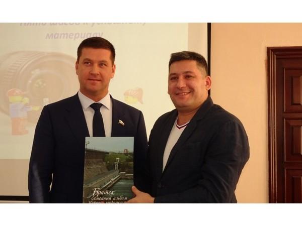 Мастер-класс участникам школьных СМИ провел иркутский журналист Давид Азизов в Братске