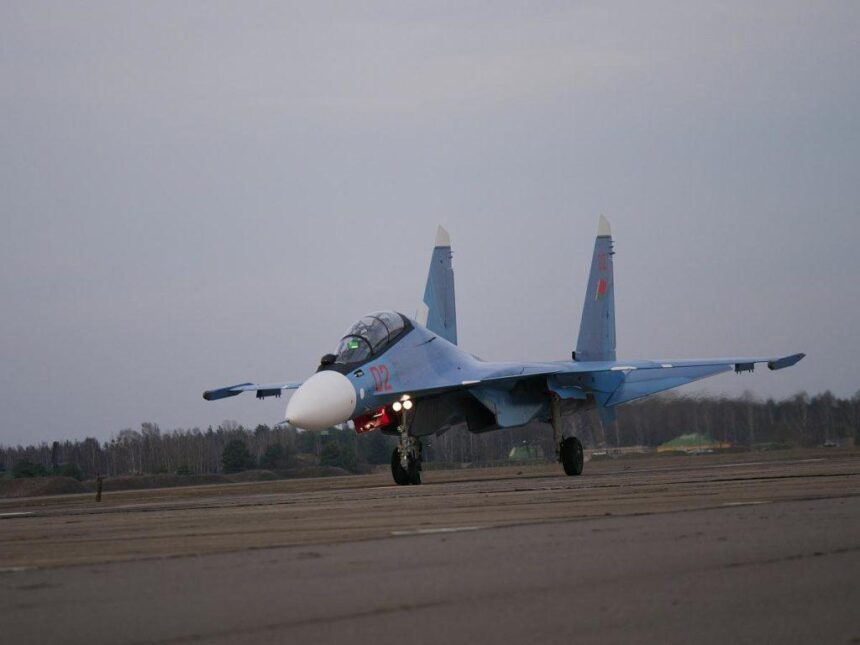 Первая пара боевых самолетов Су-30 СМ, произведенных в Иркутске, прибыла в Беларусь. Видео