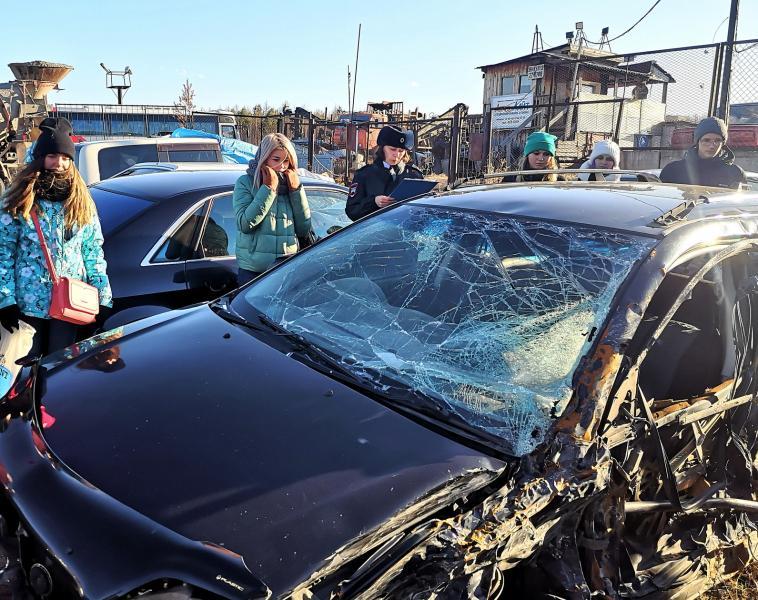 Полицейские провели "Выставку разбитых автомобилей" в Братске