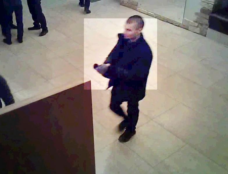 Полицейские устанавливают личность молодого человека, укравшего мобильный телефон в ночном клубе Братска