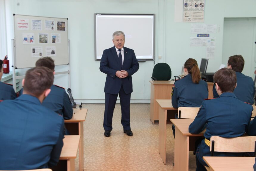 Сергей Серебренников провел открытый урок в кадетском классе школы № 24 в Братске