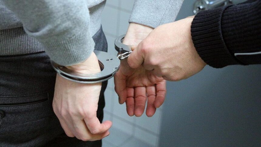 Студент в Иркутске задержан за вымогательство денег у несовершеннолетнего