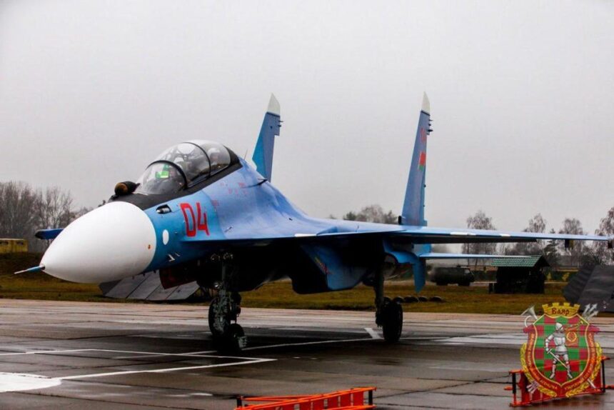 Вторая пара боевых самолетов Су-30 СМ, произведенных в Иркутске, прибыла в Беларусь