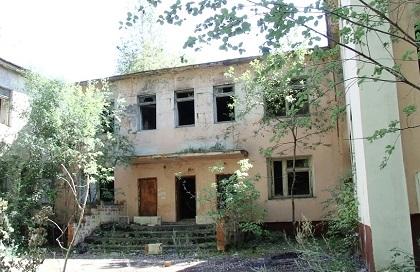 Заброшенное здание бывшего детского сада снесут в Осиновке