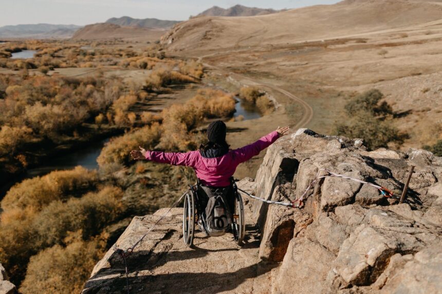 19-летняя инвалид-колясочник Аюна из Бурятии собирается покорить Мунку-Сардык
