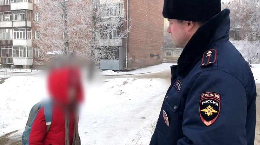 Восьмилетняя девочка попала под машину в Иркутске, скатившись с горки