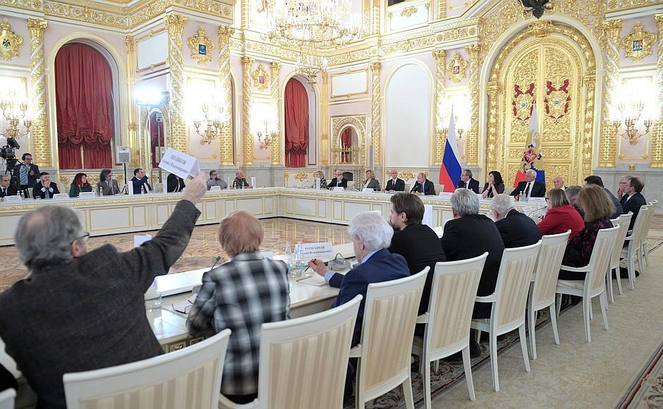 Журналист Иван Засурский и режиссер Александр Сокуров раскритиковали власти Приангарья на встрече с президентом