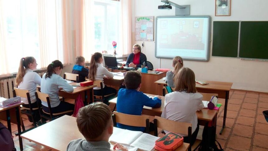 Федеральная программа "Земский учитель" проходит в Иркутской области