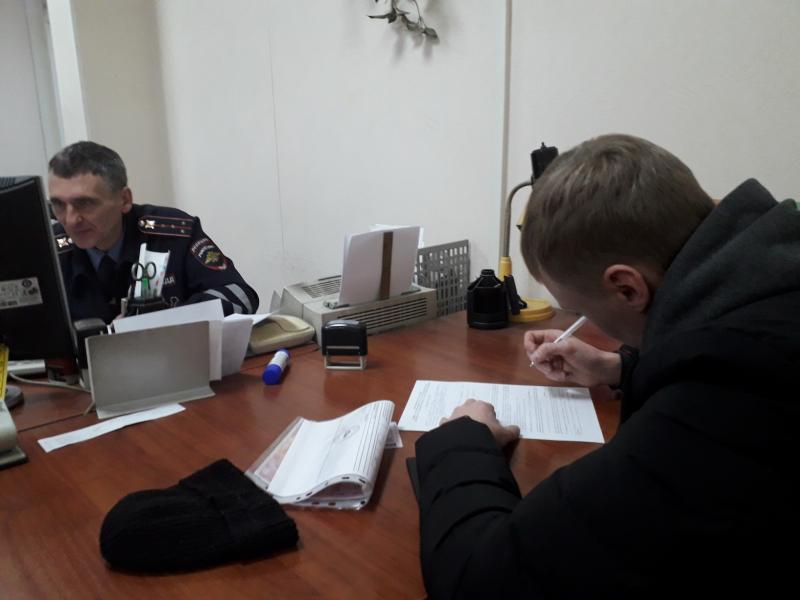 Полиция нашла водителя, устроившего "автохоровод" вокруг ёлки в Братске, благодаря сообщению в соцсетях