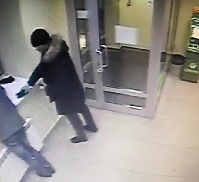 Полиция просит помочь в установлении личности мужчины, укравшего в телефон в банке у уснувшего посетителя