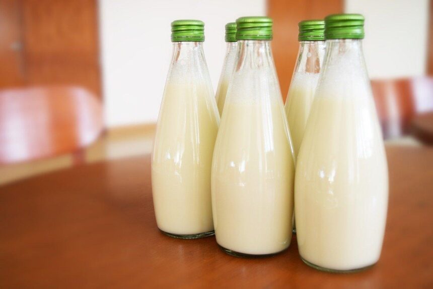 Ученикам младших классов в Иркутской области выдают по стакану молока в день