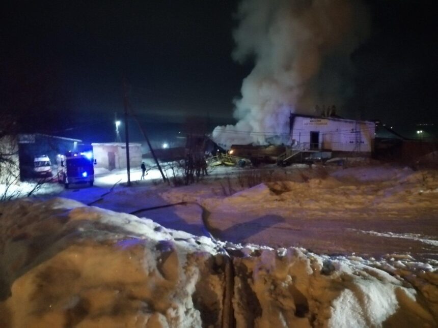 Четыре гаража и два автомобиля сгорели на улице Пихтовой в Братске вечером 5 февраля