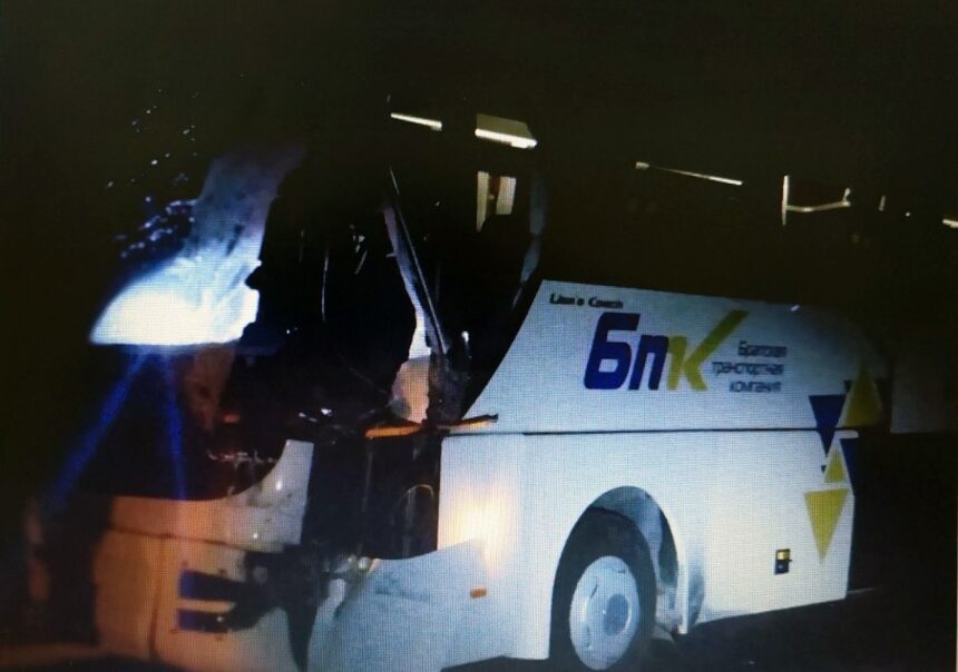 Рейсовый автобус с пассажирами попал в ДТП с грузовиком на трассе "Братск - Усть-Илимск"