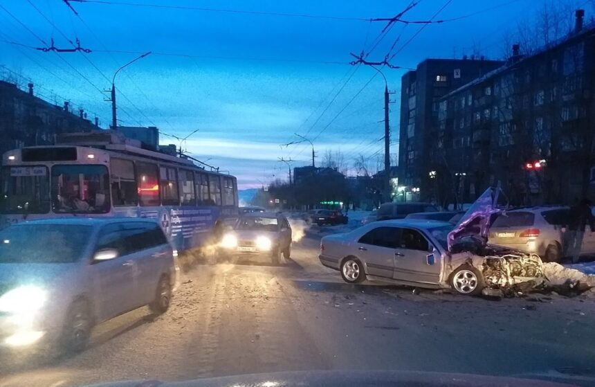 Троллейбус и иномарка столкнулись на улице Обручева в Братске 19 февраля