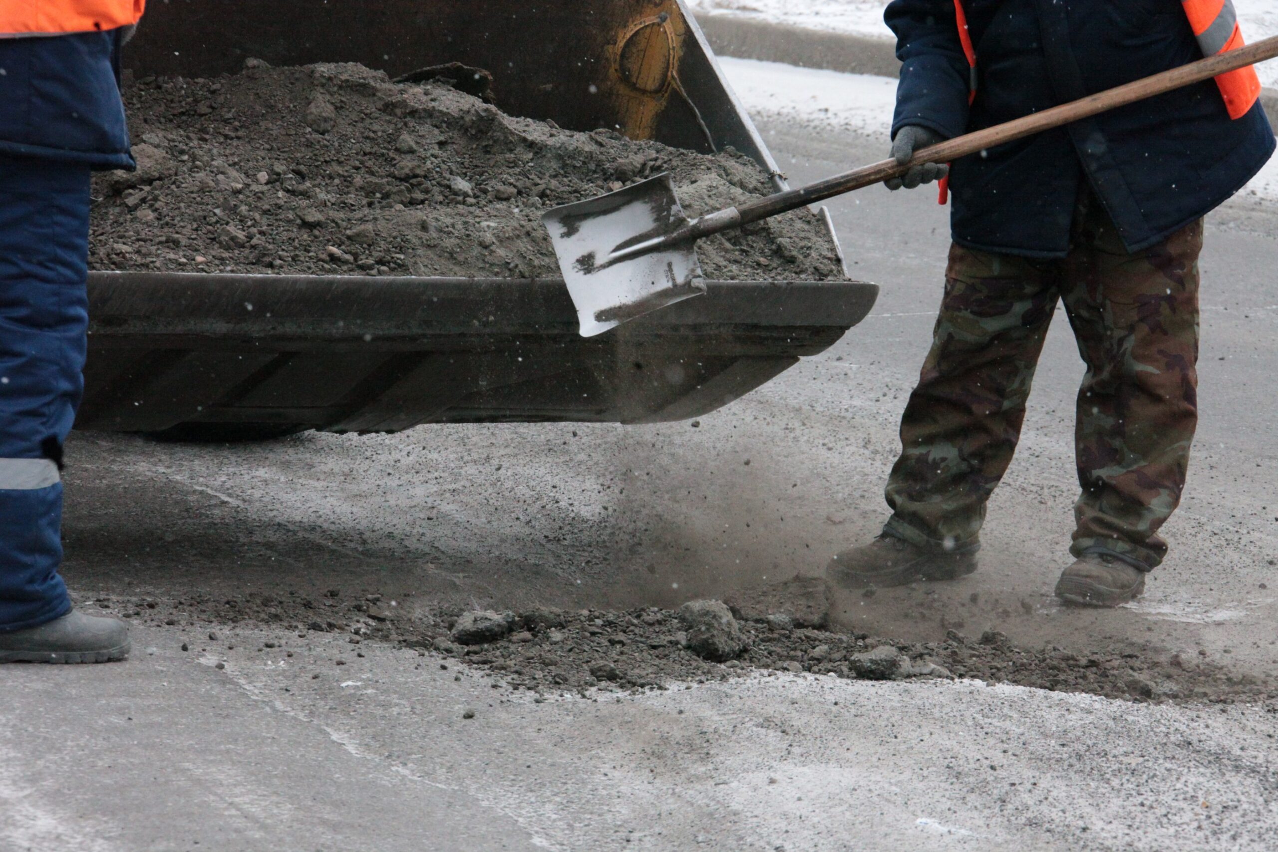 Крупные повреждения на дорогах начали устранять до планового ремонта в Братске
