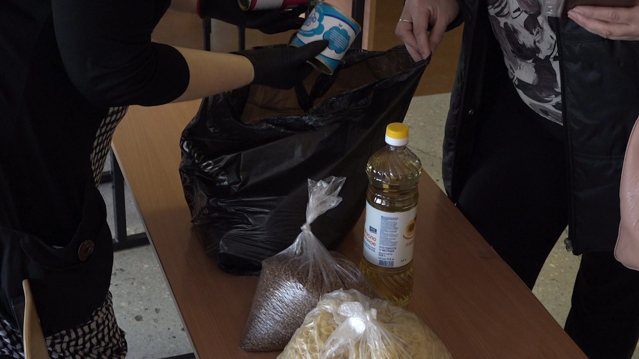 Более двух тысяч школьников получают продуктовые наборы в Братском районе