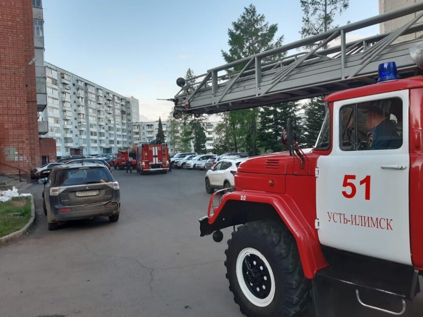 25 человек спасены на пожаре девятиэтажного дома в Усть-Илимске