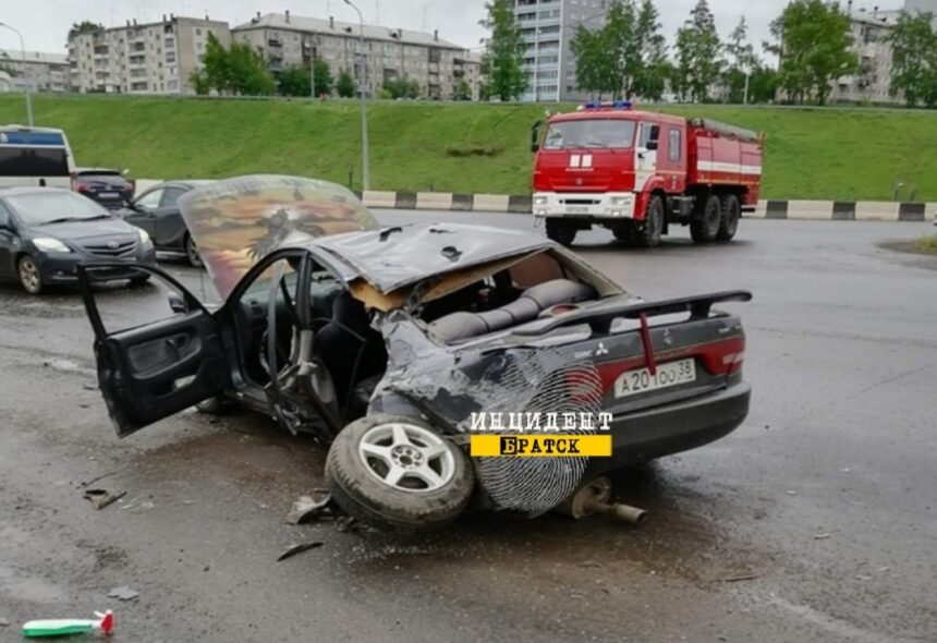Два автомобиля и маршрутка столкнулись в 7-м микрорайоне Братска