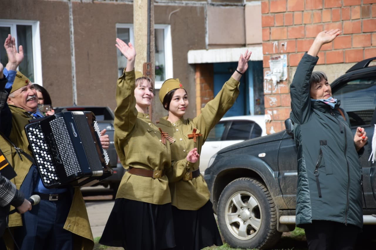 Фронтовые бригады поздравляют участников войны в Братске