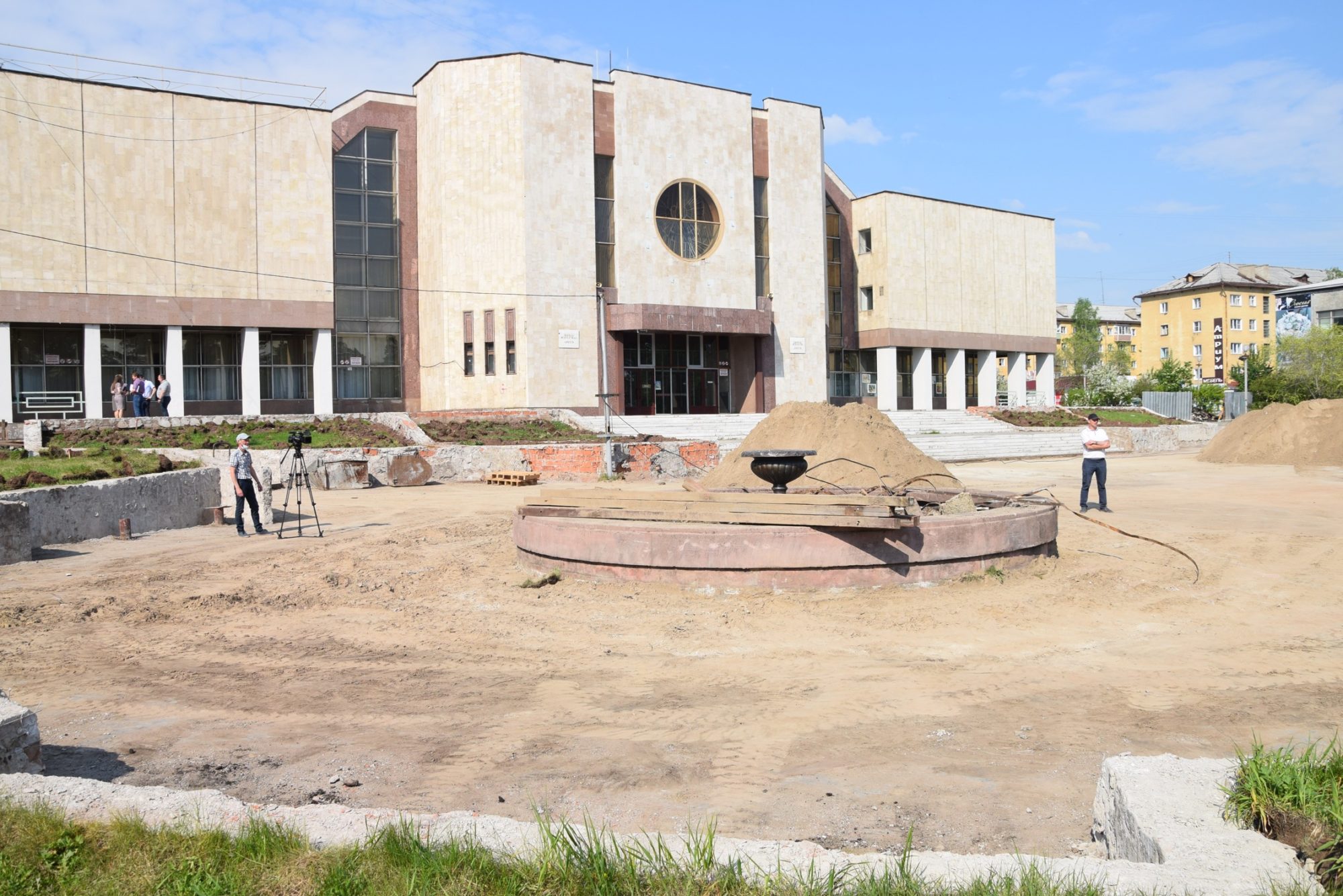 Дворец искусств города братска. Дворец искусств Энергетик Братск. Фонтан Братск. Город Братск фонтаны. Братск Энергетик фонтан на площади.