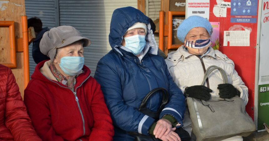 Пассажирам дачных автобусов в Братске раздали медицинские маски