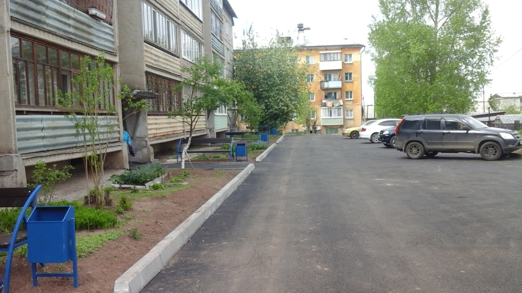 Первую дворовую территорию благоустроили в Братске в этом году