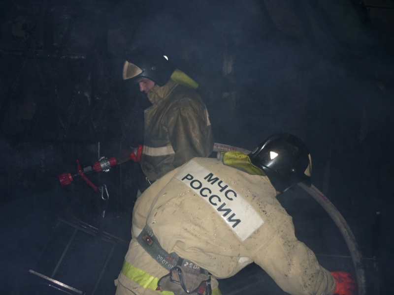 Двое человек пострадали при пожаре в дачном доме Братска