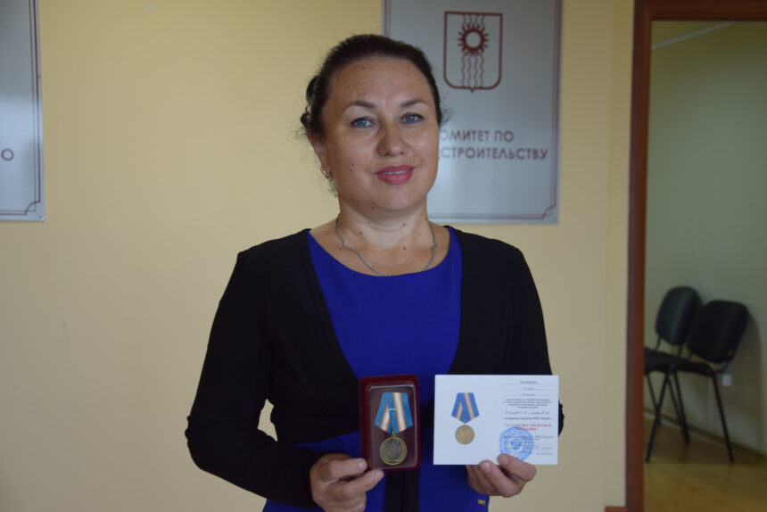 Галину Черняеву наградили медалью МЧС за помощь в ликвидации паводка в Тулуне