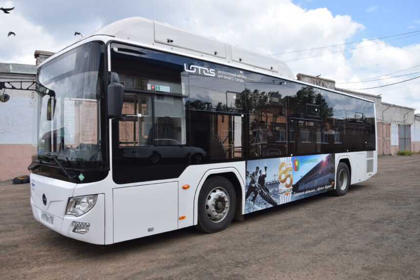 Первый автобус с юбилейной символикой 65-летия Братска вышел на маршрут