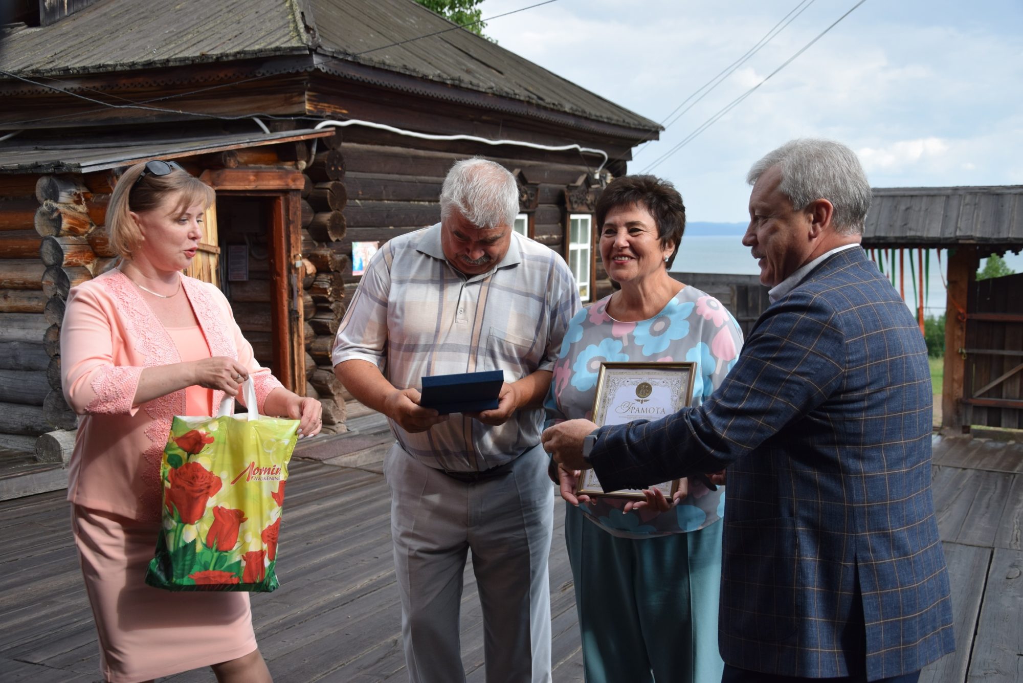 Пять семей Братска наградили медалями "За любовь и верность" в честь Дня любви, семьи и верности
