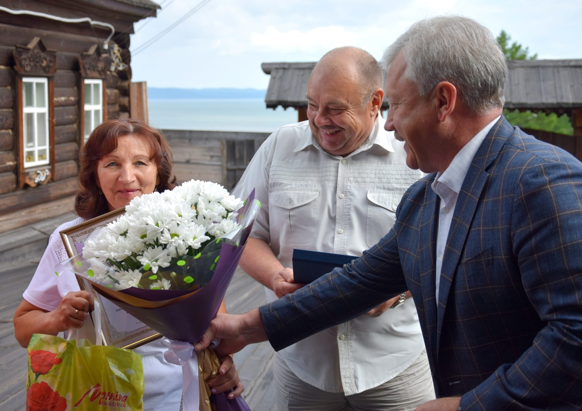 Пять семей Братска наградили медалями "За любовь и верность" в честь Дня любви, семьи и верности
