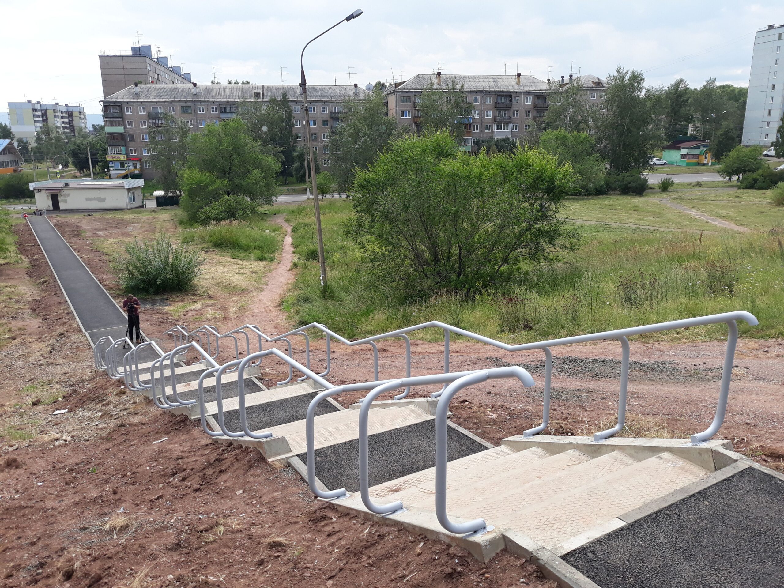 Тротуар на бульваре Космонавтов в Братске построен