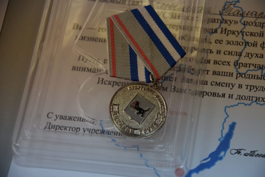 Нагрудные знаки "Ветеран труда Иркутской области" вручают братчанам