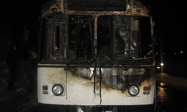 Автобус "Неоплан" горел в ночь на 19 октября в Братском районе