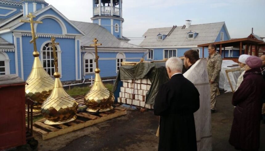 Два купола установили для храма во имя святых Зосимы и Савватия Соловецких в Братске
