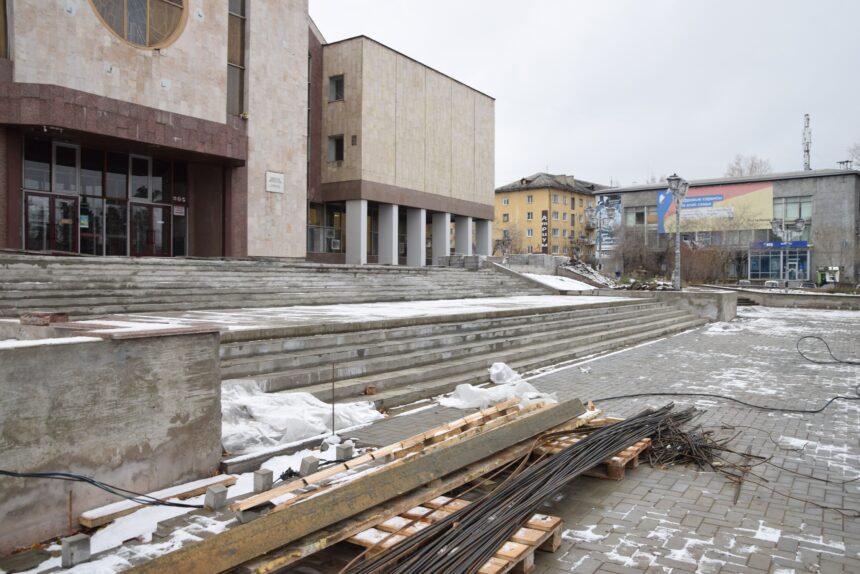 Подрядчик благоустройства площади Дворца искусств в Братске отстает от графиков