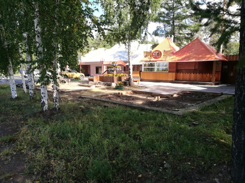 Самовольные постройки около кафе "Фараон" в Братске демонтировали