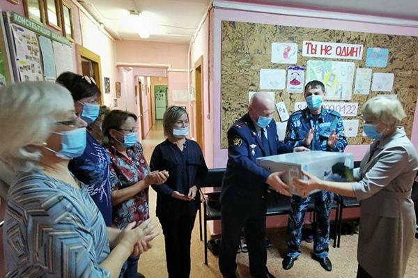 Сотрудники ИК-25 подарили цветной принтер Центру помощи семьи и детям "Радуга" в Братском районе