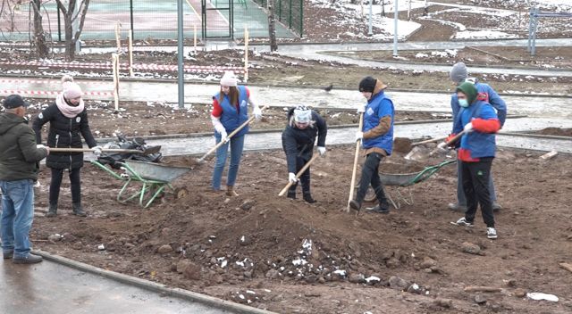 Студенты БрГУ убрали территорию парка от мусора в Энергетике