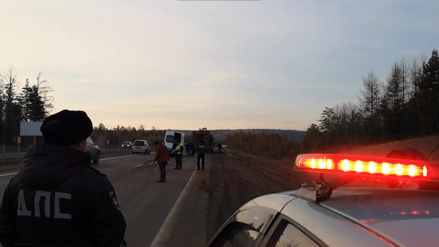 Три пассажира и водитель пострадали при столкновении маршрутки с грузовиком в Братске