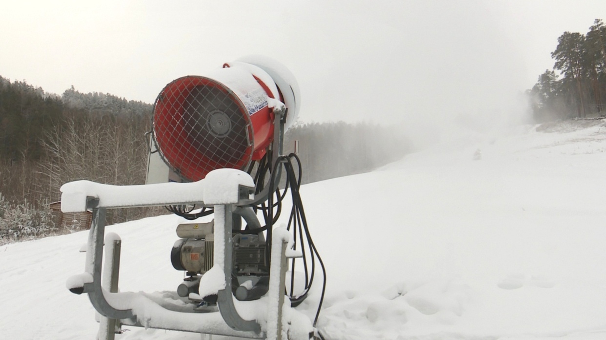 Хоккейные корты и ледовые площадки готовят к открытию зимнего сезона в Братске