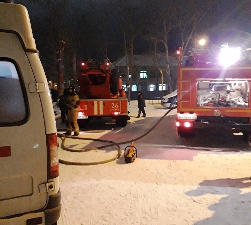 Мужчина отравился угарным газом на пожаре в пятиэтажном доме в Братске