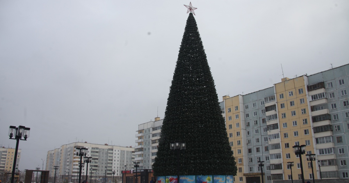Главную ёлку смонтировали в Центральном районе Братска