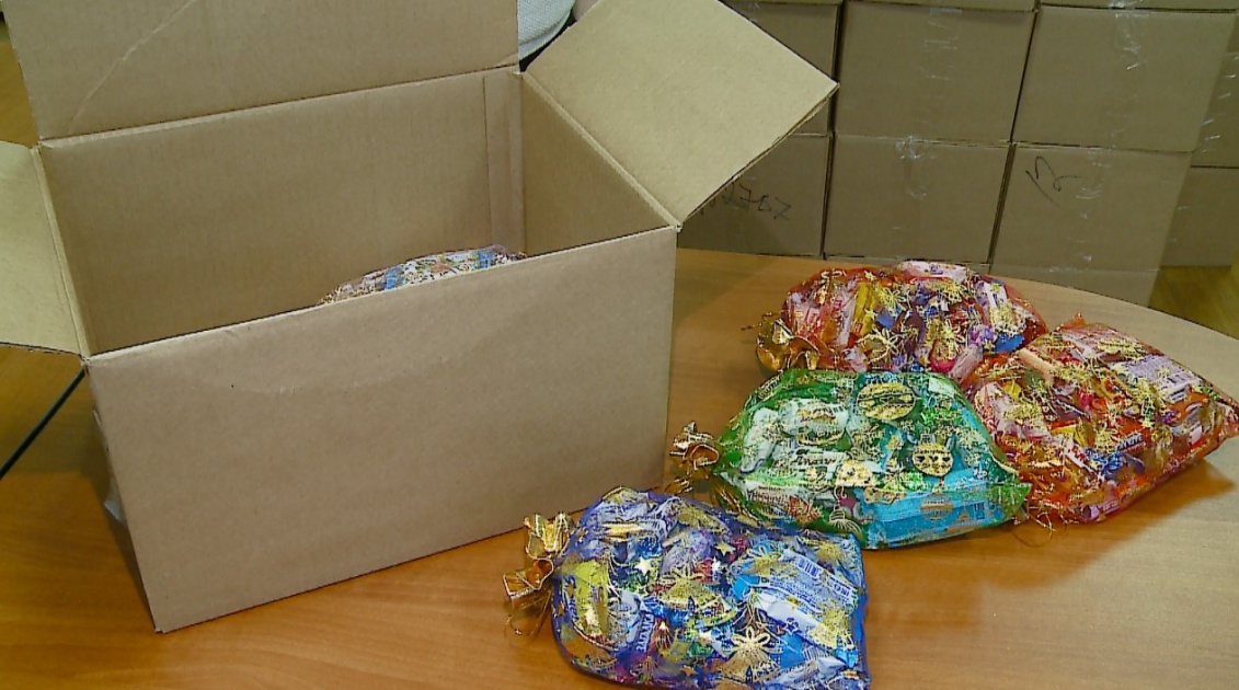 Новогодние подарки начали выдавать школьникам Братска